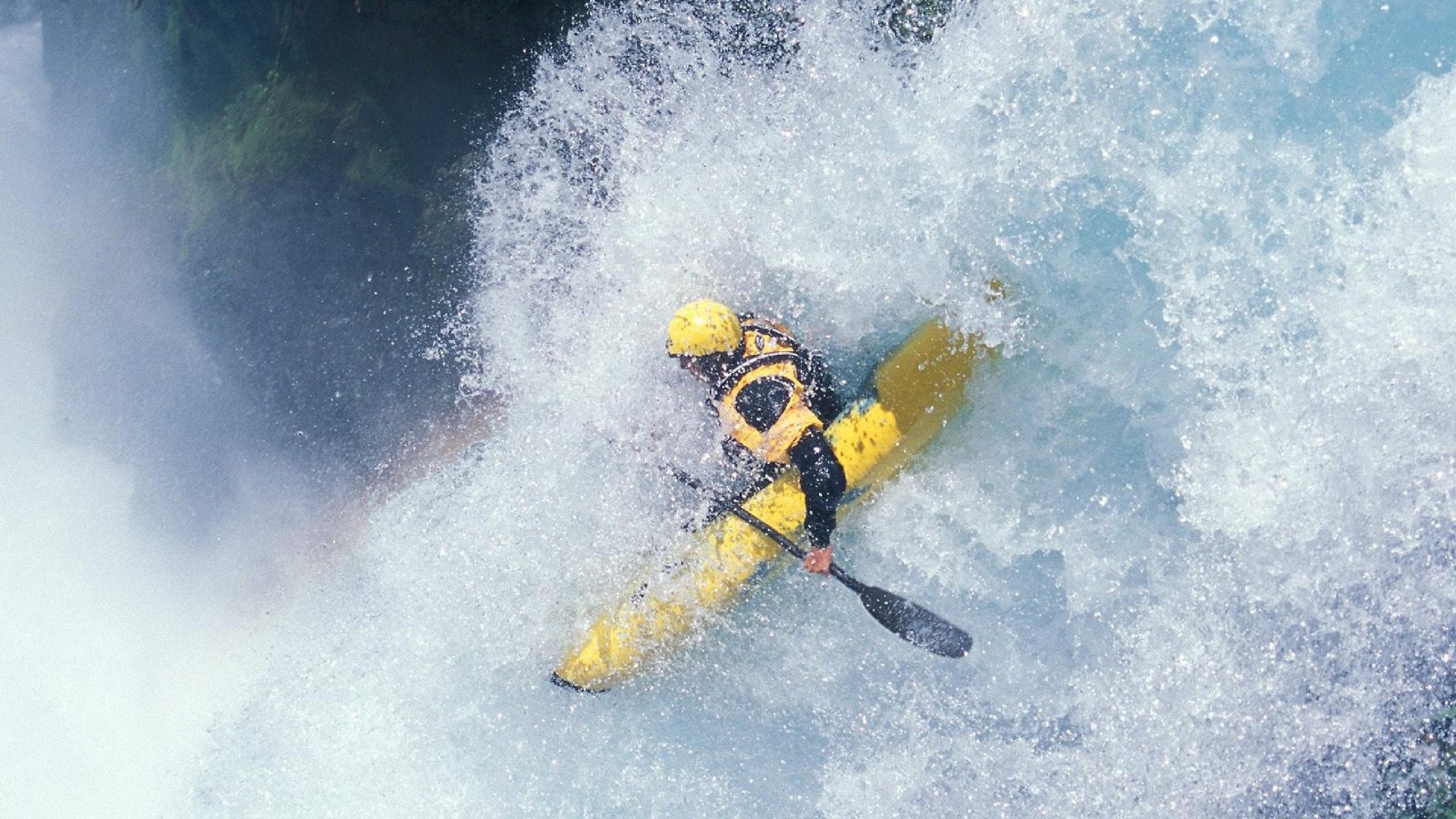 城市夜跑灯光盛典，点亮夜空的运动狂欢，夜光跑道实景